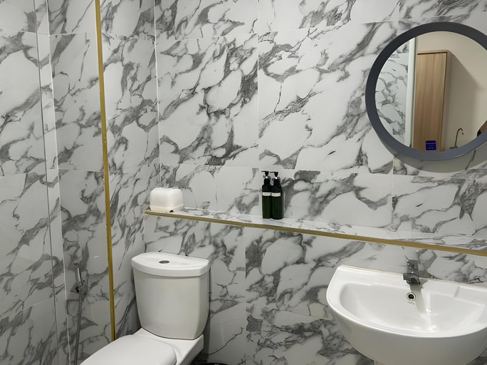Bathroom 4, Breezewood Bangkok Hotel, Chatuchak