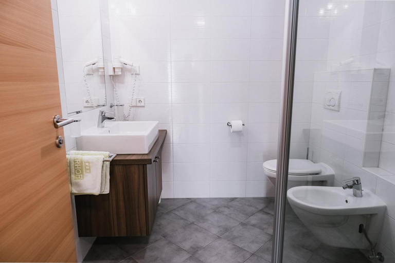 Bathroom 2, Residence Pizzeria Sylvanerhof in der Nahe von Brixen - Appartements mit SPA, Bolzano
