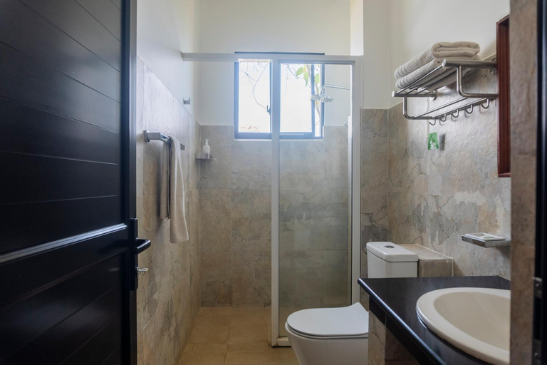Bathroom 3, Bay Vista Hotel, Pothuvil