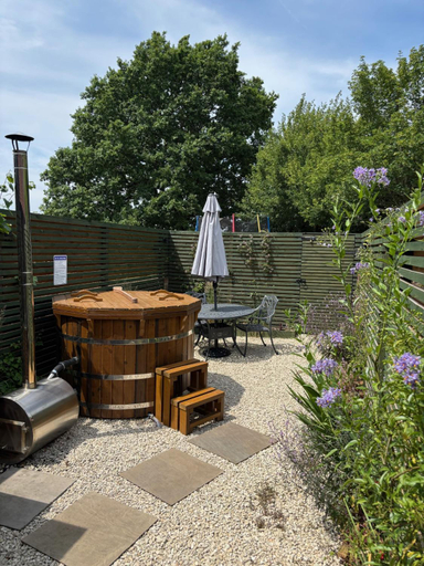 Others 4, Jossie's Snug, Surrey