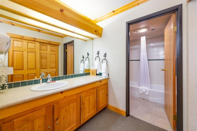 Bathroom 3, Selkirk Lodge, Bonner