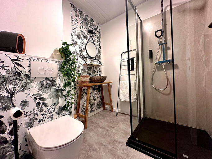 Bathroom 3, Meuse Cottage, Namur