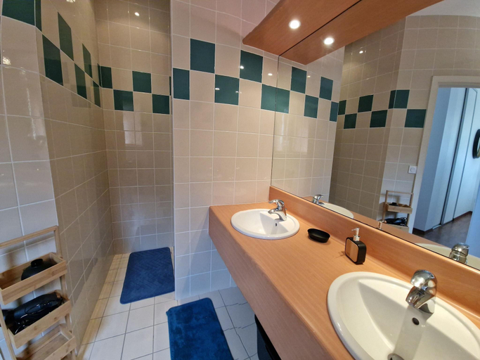 Bathroom 2, Flat in Primel with Sea View Beaches Nearby, Finistère