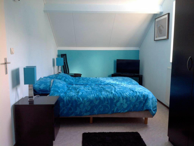 Bedroom 2, Bungalow in Breskens with Waterfront Jetty, Sluis