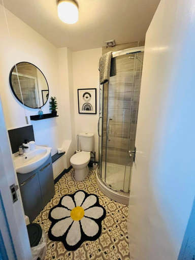 Bathroom 3, horn and trumpet, Worcestershire