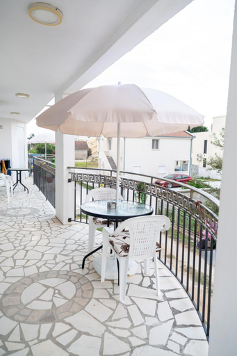Food & Drinks, Aida Apartments