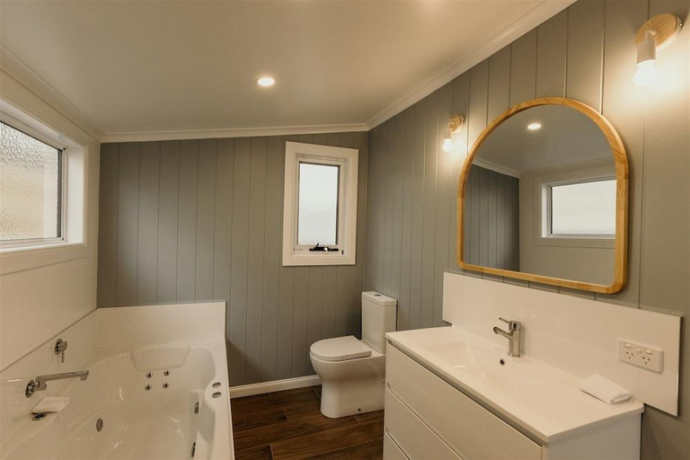 Bathroom 4, Stanley Hotel, Circular Head