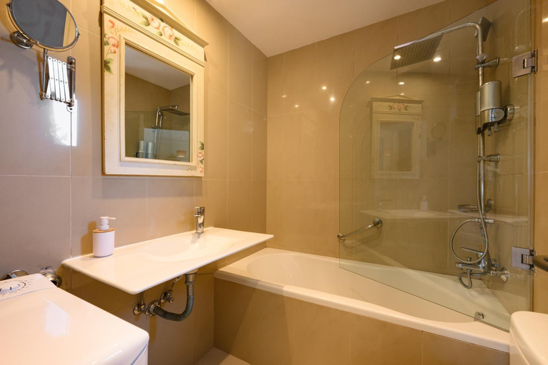 Bathroom 4, Isabella Country, Ionian Islands