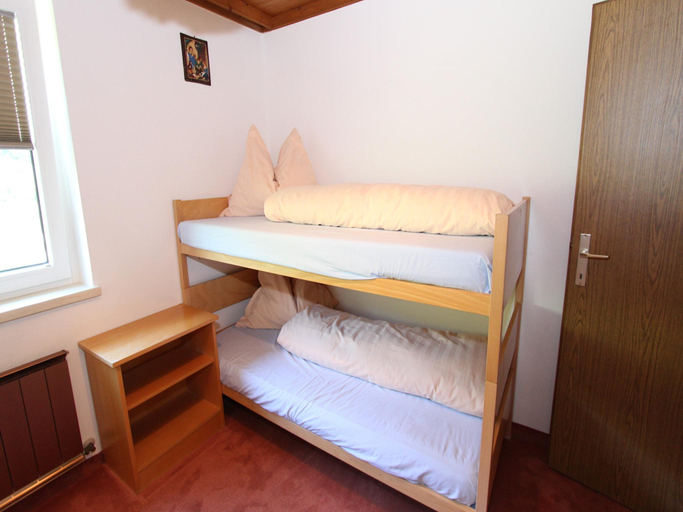 Bedroom 2, Cozy Holiday Apartment Near the ski Slope, Zell am See