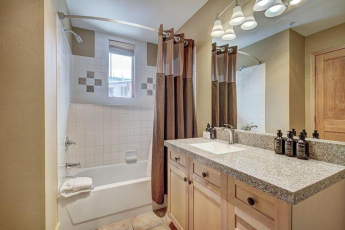 Bathroom 4, Silver Mill 8155, Summit