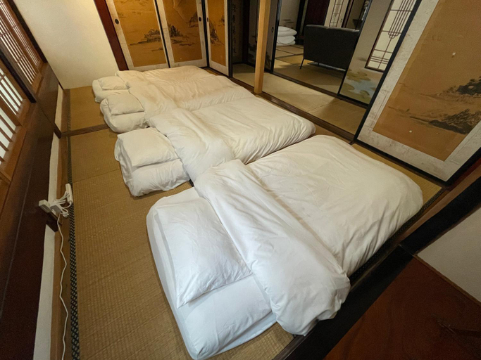 Bedroom 2, 最大10名 築120年古民家 囲炉裏とプライベートサウナ付き一棟貸し 河崎浪漫館, Sado