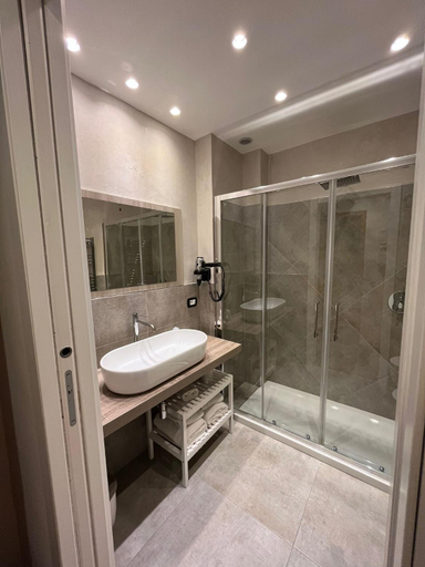 Bathroom 5, Hotel Alinari, Florence