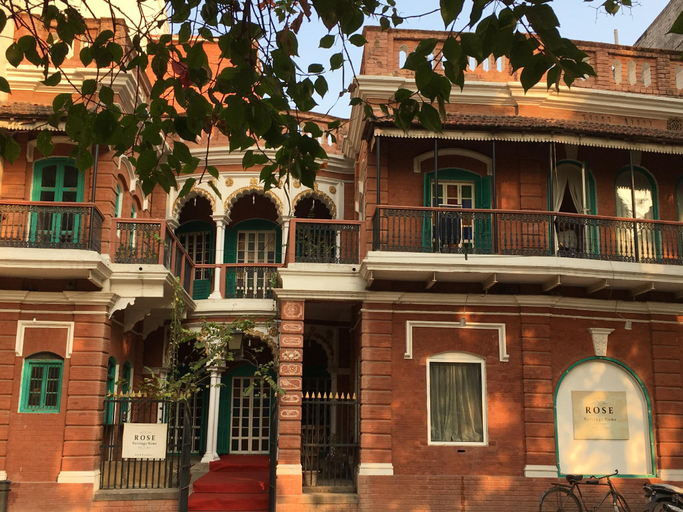 Exterior & Views