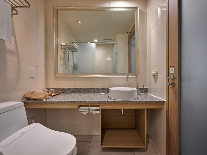 Bathroom 3, Ramada Hotel and Suites Namdaemun, Jung