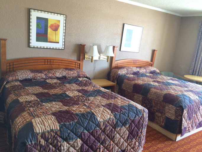 Bedroom, Lake Shore Motel, Creek