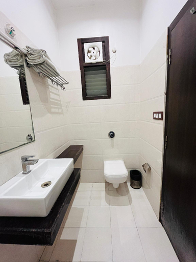 Bathroom 4, Hotel Park Plaza, Varanasi
