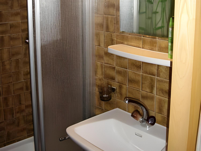 Bathroom 2, Hotel Gotthard, Uri