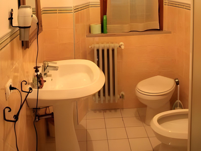 Bathroom, Donna Nobile, Siena