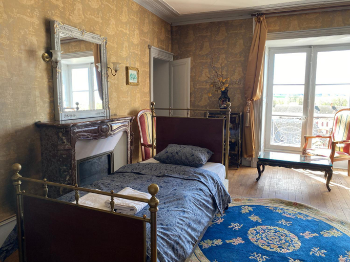 Others 4, Chambre pour 3 personnes au Chateau, Cher