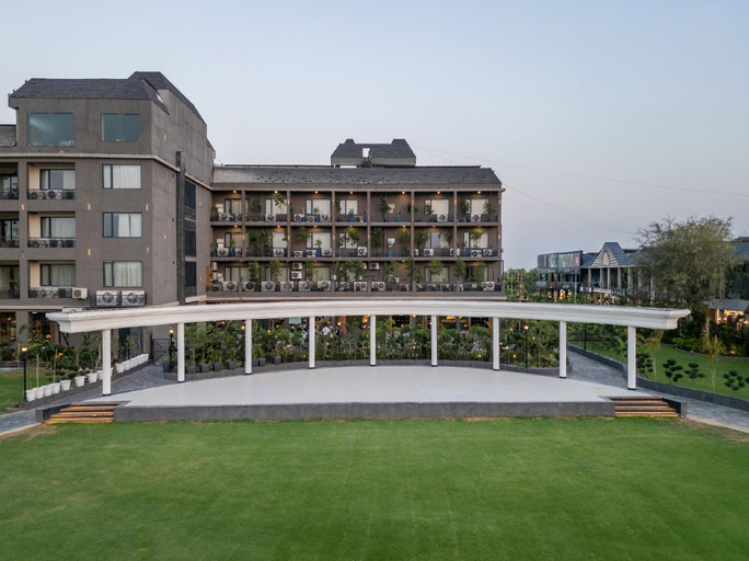 Exterior & Views