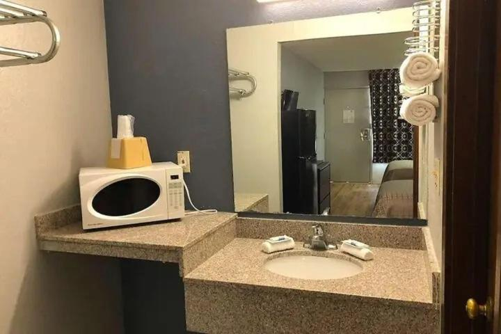 Bathroom 5, Best Value Inn Garland Dallas, Dallas