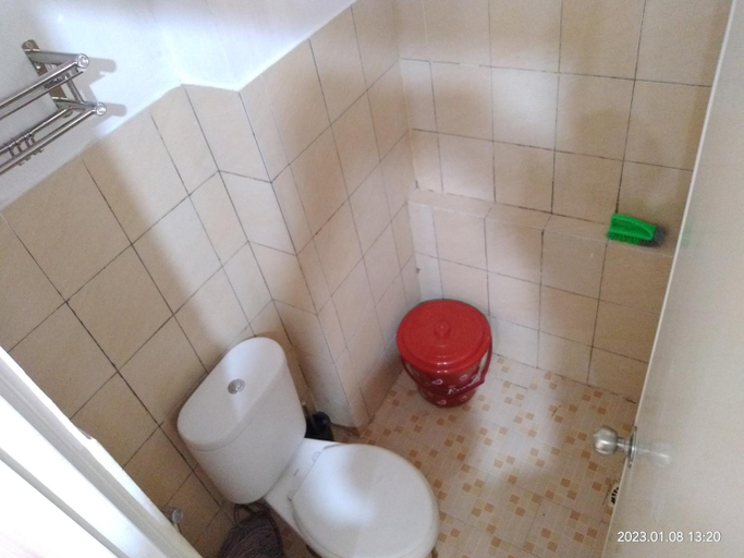 Bathroom, Luxury Studio, Apartemen Green Pramuka City, Jakarta Pusat