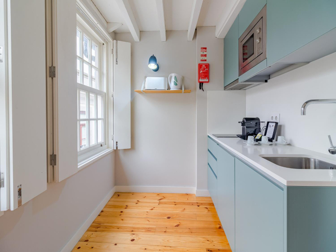 Kitchen 4, City-center apartment with modern comforts, Porto