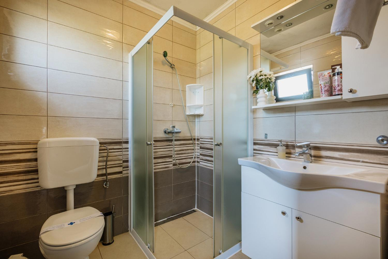Bathroom 2, San Valentino Apartments, Umag
