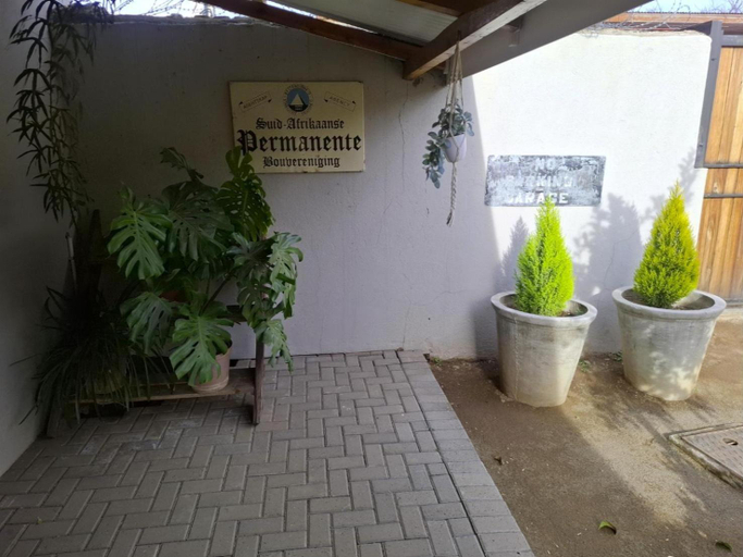 Others 3, Featherhouse, Pixley ka Seme