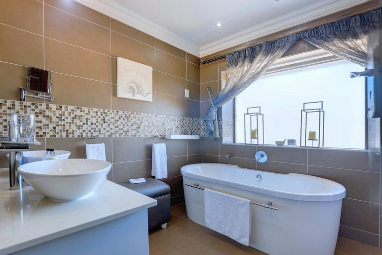 Bathroom 4, African Oceans Manor on the Beach, Eden
