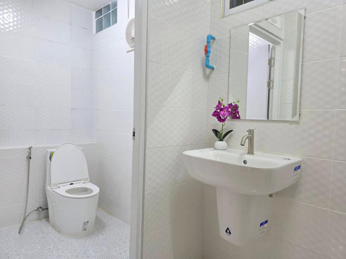 Bathroom 3, Nan Square II, Pathum Wan