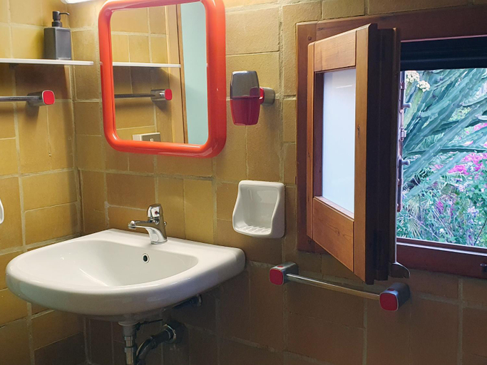 Bathroom 2, via dei gerani, Cagliari