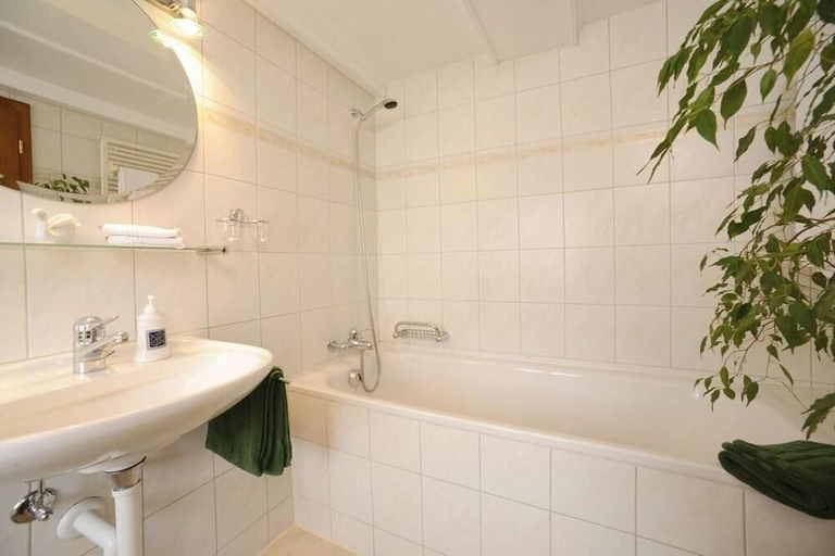 Bathroom 3, Hotel - Landgasthaus Zum Hirsch, Donnersbergkreis