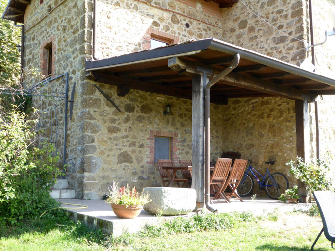 Balcony/terrace, Holiday home in Canossa with Swimming Pool, Garden, Barbecue, Massa Carrara