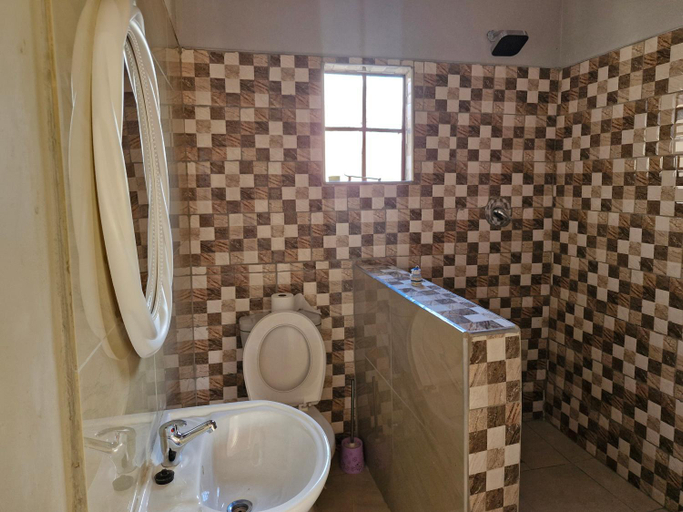 Bathroom 3, Lormasol Mews Guesthouse, Serowe