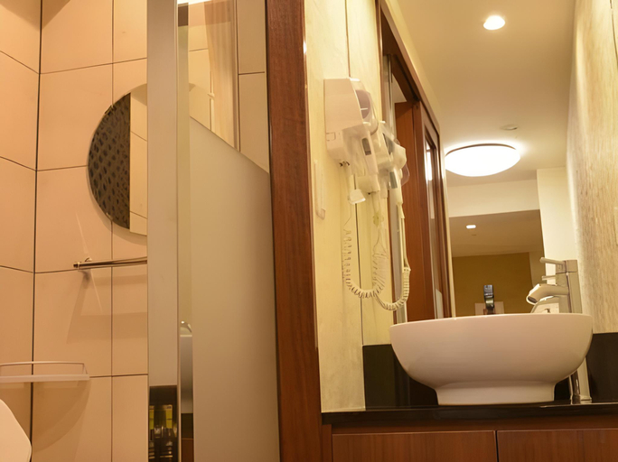 Bathroom 5, Okinawa Kariyushi Lch Izumizaki Kenchomae Hotel, Naha