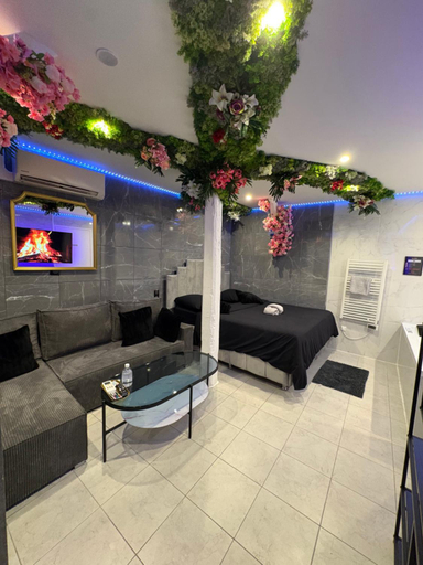 Others 4, Room & Jacuzzi - Stade de France, Seine-Saint-Denis