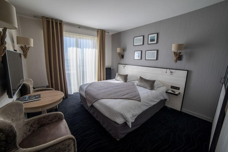 Bedroom 3, Hotel les Brises, Charente-Maritime