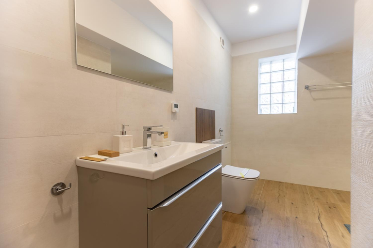 Bathroom 3, Mountain Serenity and Charming Old Town Nearby, Brasov