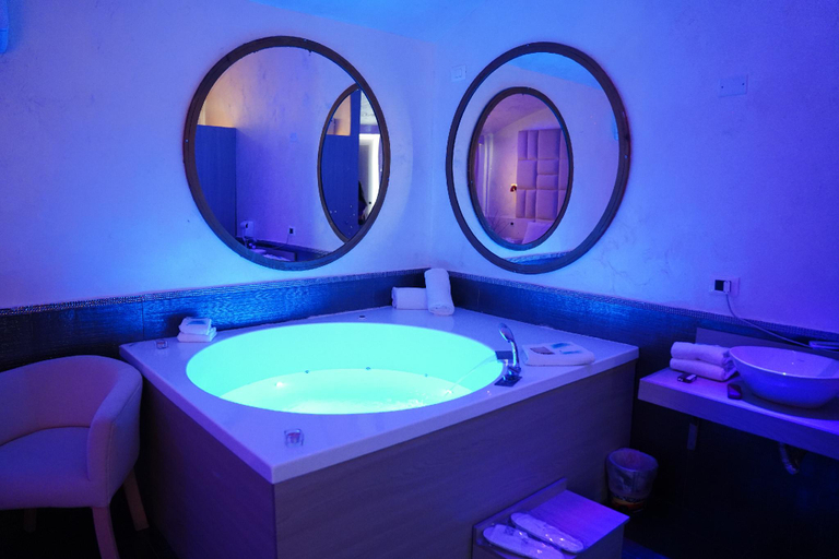 Bathroom 3, Bee Queen Hotel, Napoli