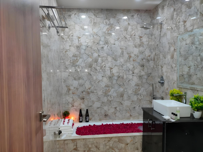 Bathroom 2, HOTEL CENTRAL SQUARE "A Couple Friendly Hotel", Muzaffarpur