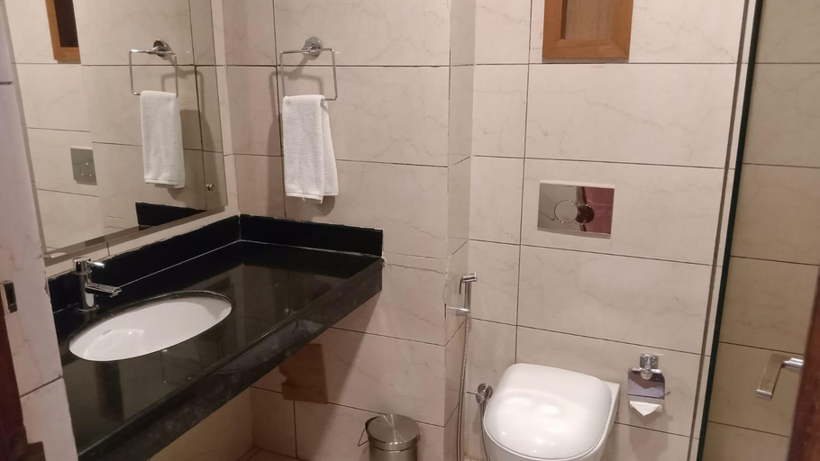 Bathroom 3, Palette 823 Hotel Ichchha, Narayani