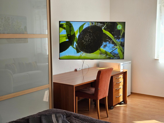 Bedroom 2, City-Close - King Bed & Free Garage, Bayreuth