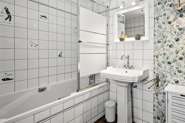 Bathroom 3, L'Armandiere, Seine-Maritime