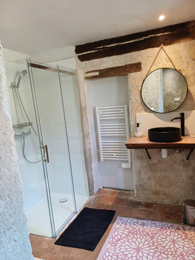 Bathroom 5, Chambre entree independante dans tour du 15eme siecle, Indre