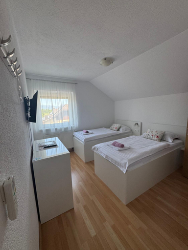 Bedroom 2, Sobe Matovinovic, Lovinac