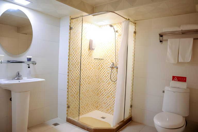 Bathroom 2, Home Inn Shenyang Xinmin Liaohe Street, Shenyang