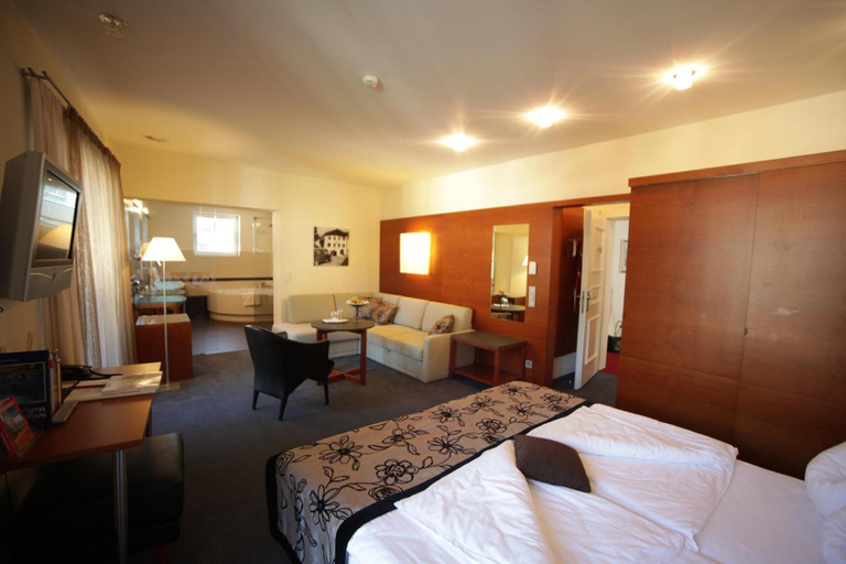 Bedroom 3, Romantik Hotel Im Weissen Rossl, Gmunden