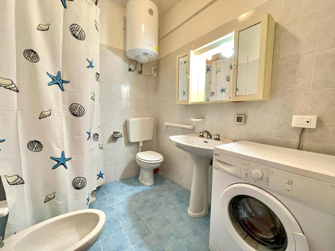 Bathroom, Apartment For 5 People Near The Beach, Venezia
