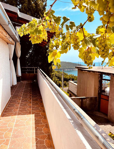 Others 4, Villa Tesoro